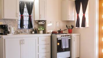 Kjøleskap, mikrobølgeovn, ovn og kokeplater