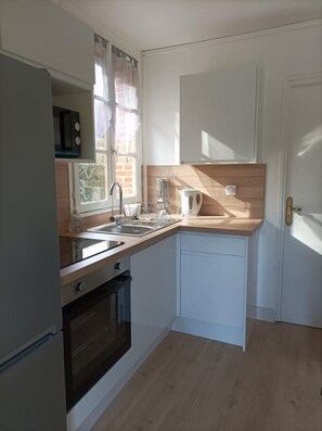 Kühlschrank, Mikrowelle, Ofen, Herdplatte