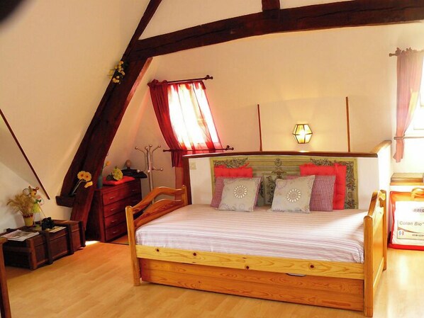 Travel cot, free WiFi