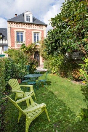 Outdoor dining - Gîtes de France® - La Maison du Passeur (RIVES EN SEINE)