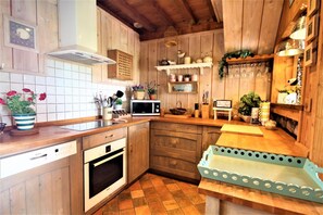 Fridge, microwave, oven, stovetop - Gîtes de France® - The Bread Oven (BAILLEUL NEUVILLE)