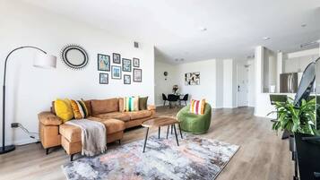 Smart TV, chimenea y oficina