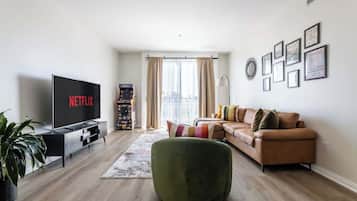 Smart TV, chimenea y oficina