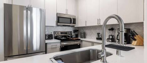 Kjøleskap, mikrobølgeovn, ovn og kokeplater