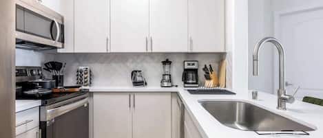 Réfrigérateur, four à micro-ondes, un four, surface de cuisson