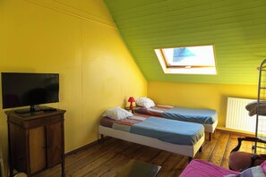 2 bedrooms, travel crib, free WiFi