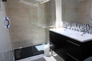 Shower - Gîtes de France® - Gonfray Farm (ECRAINVILLE)
