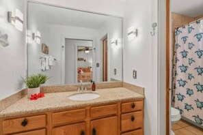 Hair dryer, towels, soap, toilet paper - Cozy 1-bedroom condo with AC, WiFi in peaceful Koloa (Koloa)
