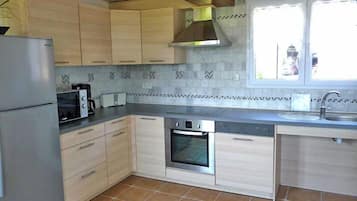 Frigorífico, microondas, horno y placa de cocina