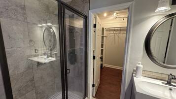 Douche, sèche-cheveux, serviettes fournies, savon