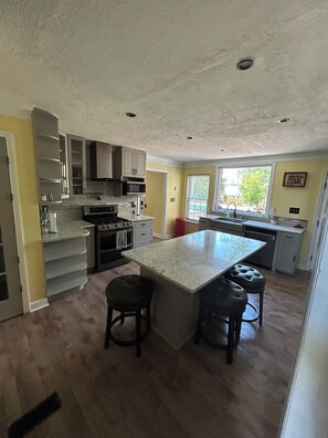 Køleskab, mikrobølgeovn, ovn, kogeplade