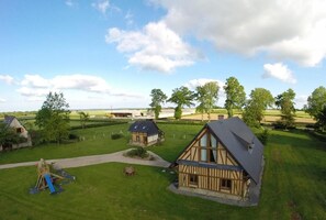 Vue d'ensemble : gîte "Le Pressoir" G4102 au premier plan et gîte "Le Four à Pain" au second plan