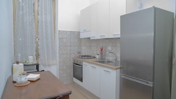 Frigorifero, microonde, forno, piano cottura