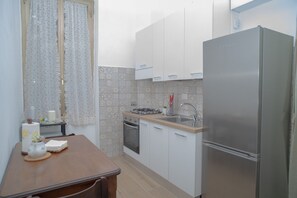 ثلاجة، ميكروويف، فرن، موقد طهي مسطح