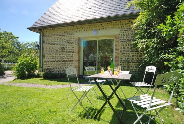 Outdoor dining - Gîtes de France® - Cottage Farm Hérault (OCTEVILLE SUR MER)