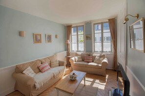 テレビ、暖炉、DVD プレーヤー