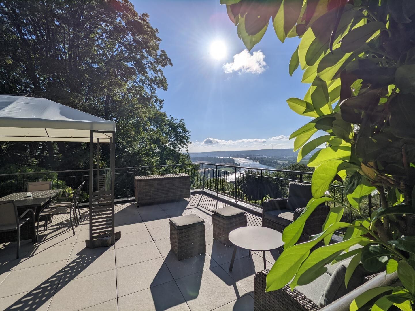 屋外ダイニングエリア