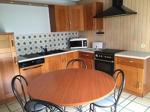 Fridge, microwave, oven, stovetop - Gîtes de France® - Les Courtils (ST ROMAIN DE COLBOSC)