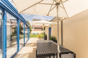 Outdoor dining - Gîtes de France® - Chez Sarah et Manel (FORGES LES EAUX)