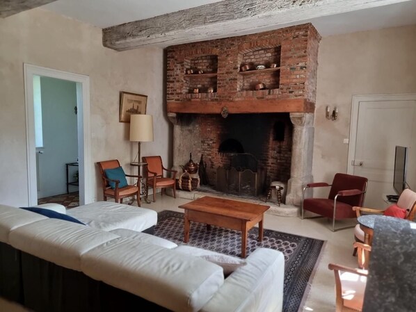 Fernseher, Kamin, DVD-Player