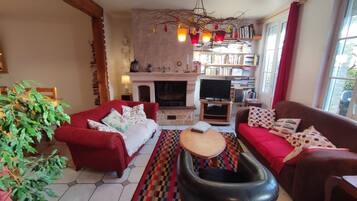 TV, fireplace, DVD player