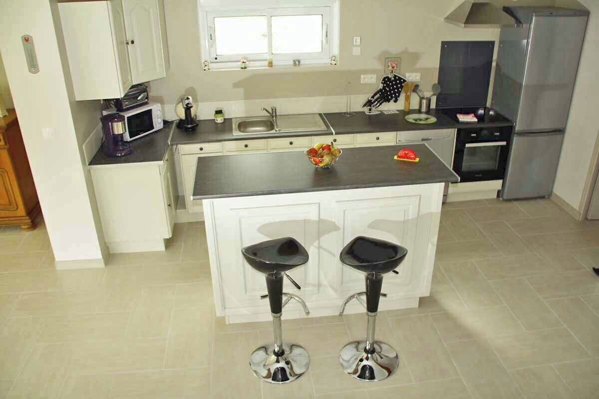 Frigorífico, microondas, horno y placa de cocina