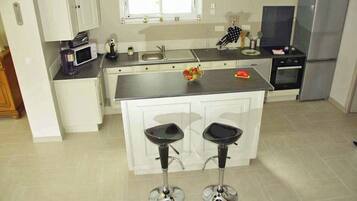 Frigorífico, microondas, horno y placa de cocina