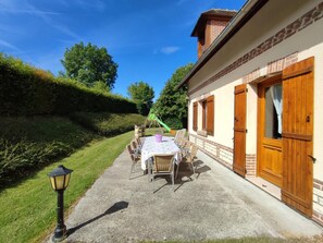 Outdoor dining - Gîtes de France® - Les Bosquets (NOLLEVAL)