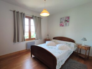 4 bedrooms, travel crib, free WiFi