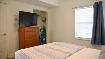 2 bedrooms, desk, iron/ironing board, travel crib