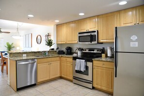 Een koelkast, een microgolfoven, een oven, een kookplaat