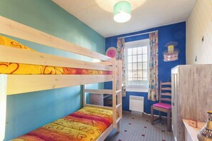 4 bedrooms, travel crib