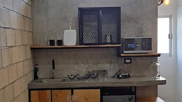 Estúdio básico, 1 cama de casal e sofá-cama, cozinha americana, no piso térreo | Cozinha privada | Geladeira, micro-ondas, talheres/pratos/utensílios de cozinha