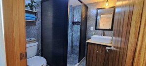Loft, 1 grand lit et 1 canapé-lit, salle de bains privée, rez-de-chaussée | Salle de bain