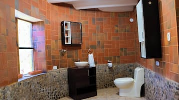 Chambre, vue jardin | Salle de bain | Douche, serviettes fournies, savon, papier toilette