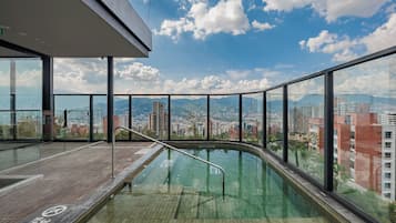 Kolam renang outdoor, dengan kursi berjemur