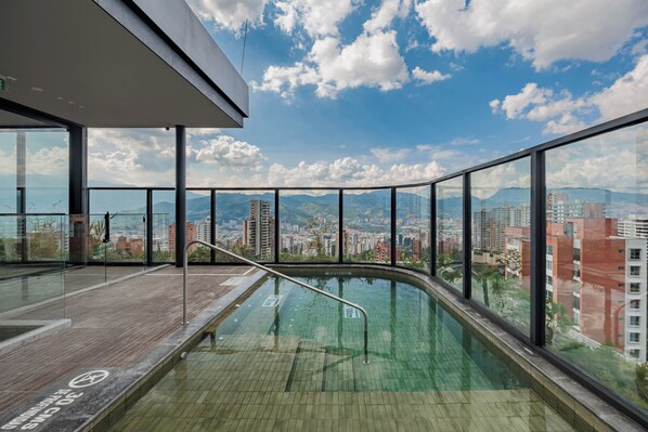 Una piscina al aire libre (de 08:00 a 20:00), tumbonas