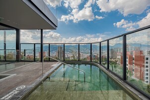 Açık yüzme havuzu, 8 ve 20 saatleri arasında açık, şezlonglar 