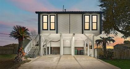 Waterfront Retreat w/ Pool: Family & Fishing Escape in Baytown, Near Houston