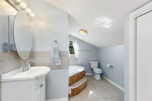 Een haardroger, handdoeken, zeep, toiletpapier