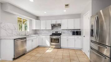 Frigorífic, microones, forn i placa de cuina