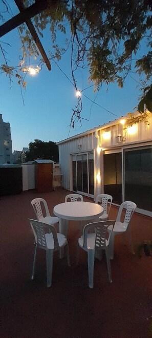 Outdoor dining - Beautiful and spacious PH in Parque Chas (Buenos Aires)