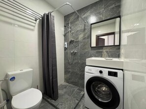 Shower, hair dryer, towels - 1 numeris Apartamentai su balkonu (Šiauliai)