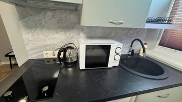 Réfrigérateur, micro-ondes, batterie de cuisine, vaisselle et ustensiles