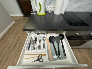 Kühlschrank, Mikrowelle, Kochgeschirr/Geschirr/Besteck