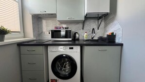 冷蔵庫、電子レンジ、コンロ、調理器具と食器