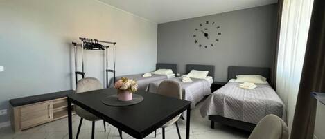 1 habitación, tabla de planchar con plancha, internet y ropa de cama