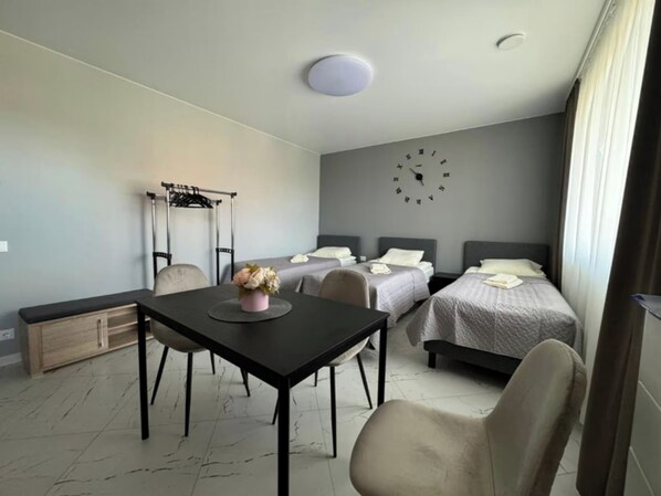 1 habitación, tabla de planchar con plancha, internet y ropa de cama 