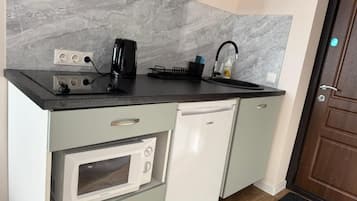 Fridge, microwave, cookware/dishes/utensils