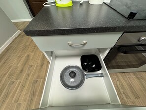 Réfrigérateur, four à micro-ondes, surface de cuisson